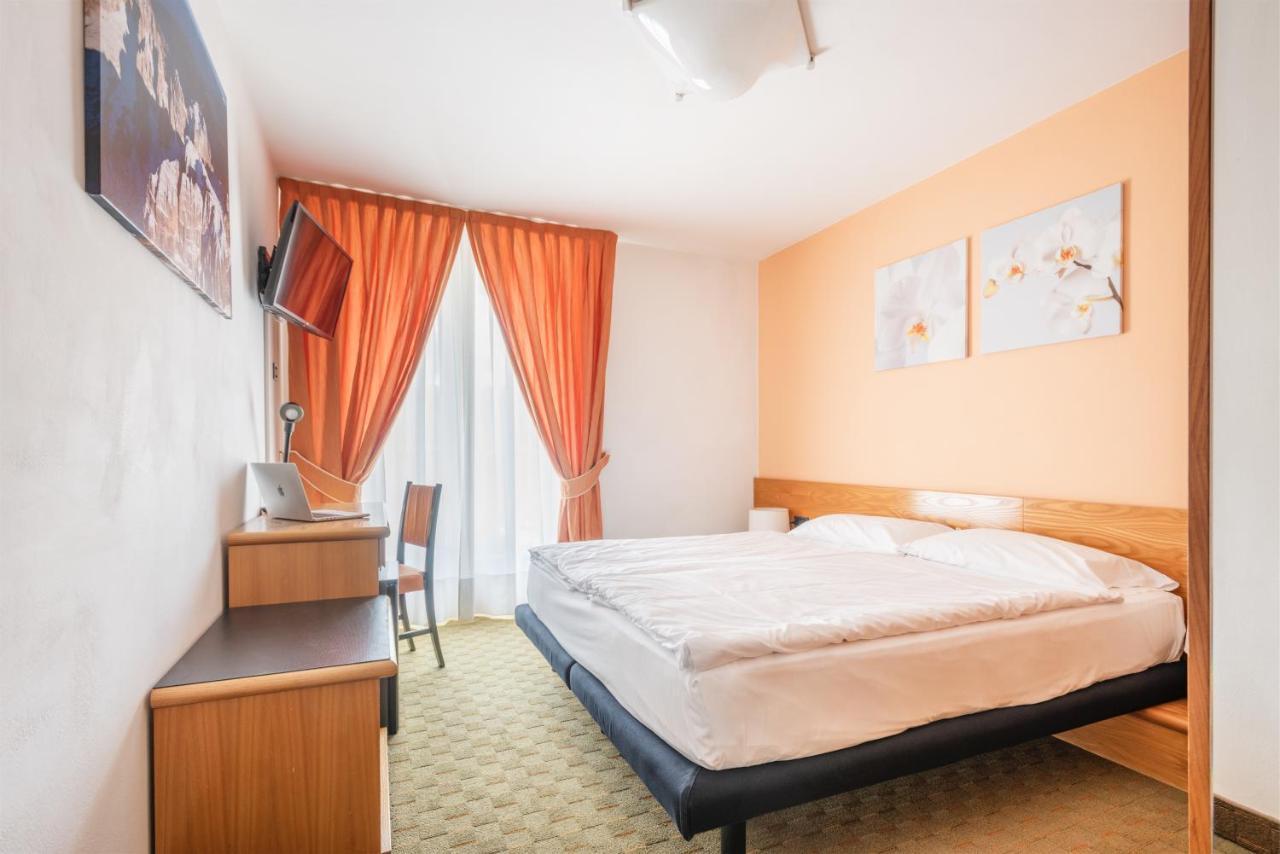 מדונה די קמפיליו Hotel Alpina מראה חיצוני תמונה