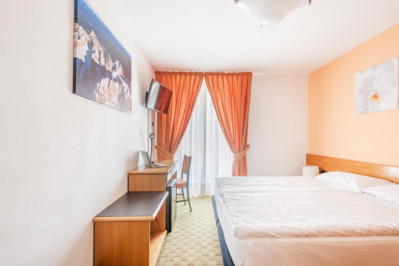 מדונה די קמפיליו Hotel Alpina מראה חיצוני תמונה