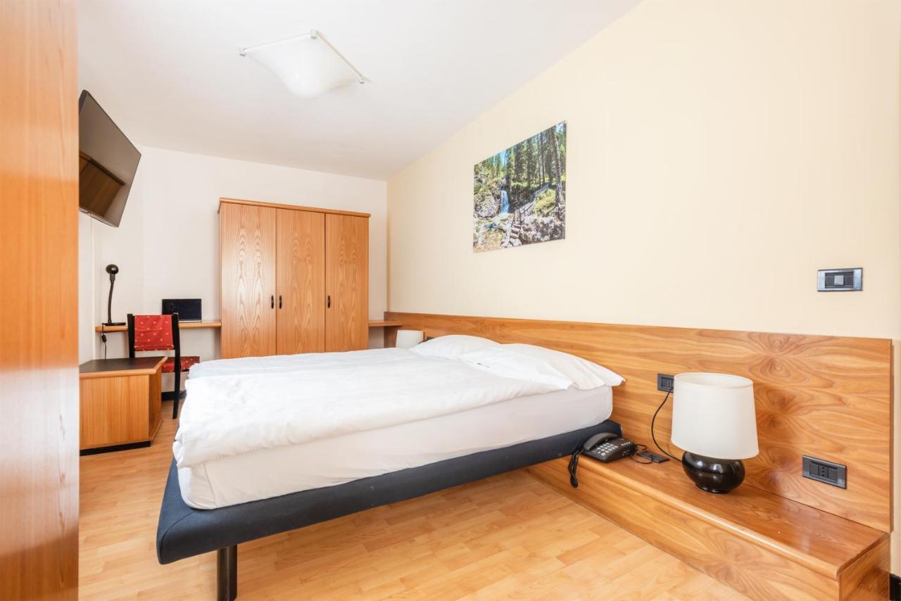 מדונה די קמפיליו Hotel Alpina מראה חיצוני תמונה